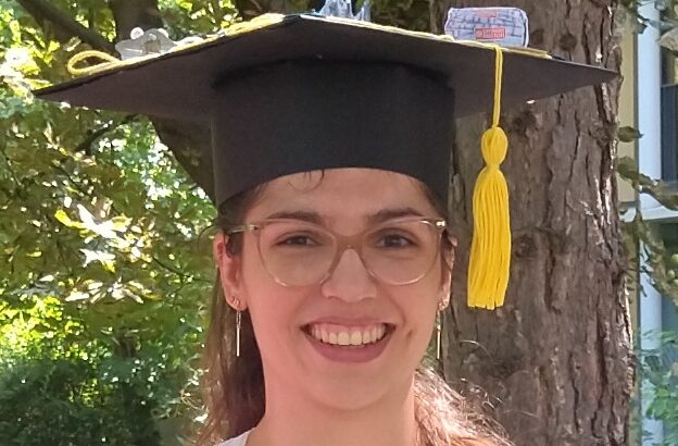 portrait of Anaïs Vielledieu with doctoral hat